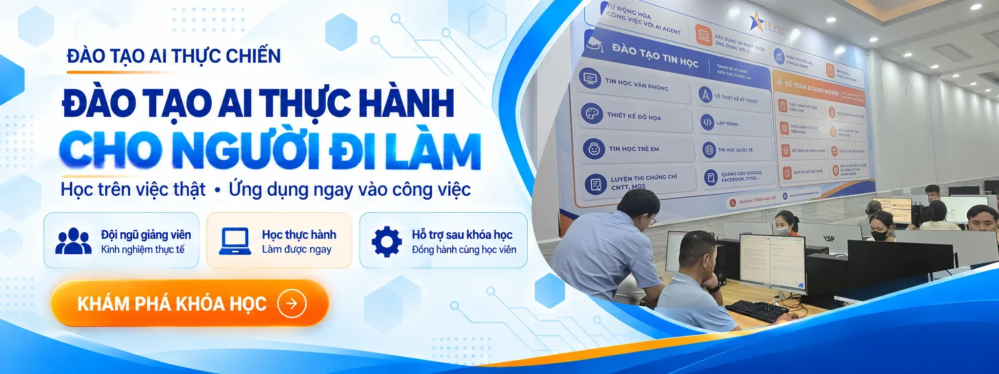 Giảng viên hướng dẫn học viên trong lớp máy tính, giới thiệu đào tạo AI thực hành cho người đi làm