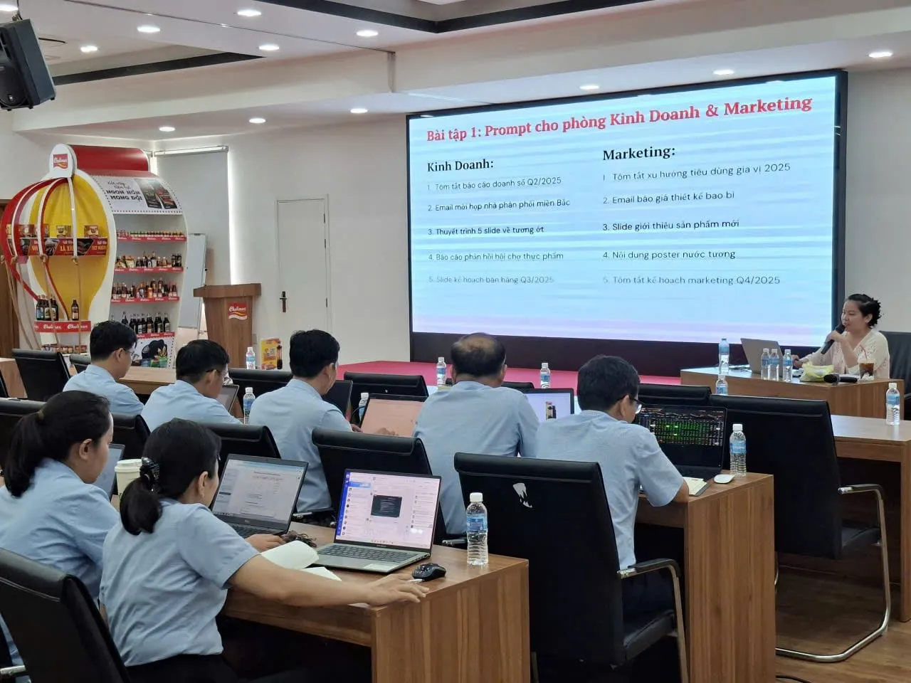 Lớp đào tạo AI cho doanh nghiệp, màn hình chiếu bài tập prompt cho phòng kinh doanh và marketing