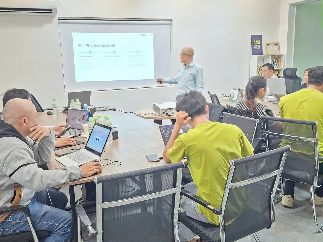 Buổi đào tạo AI trong phòng họp, học viên theo dõi slide