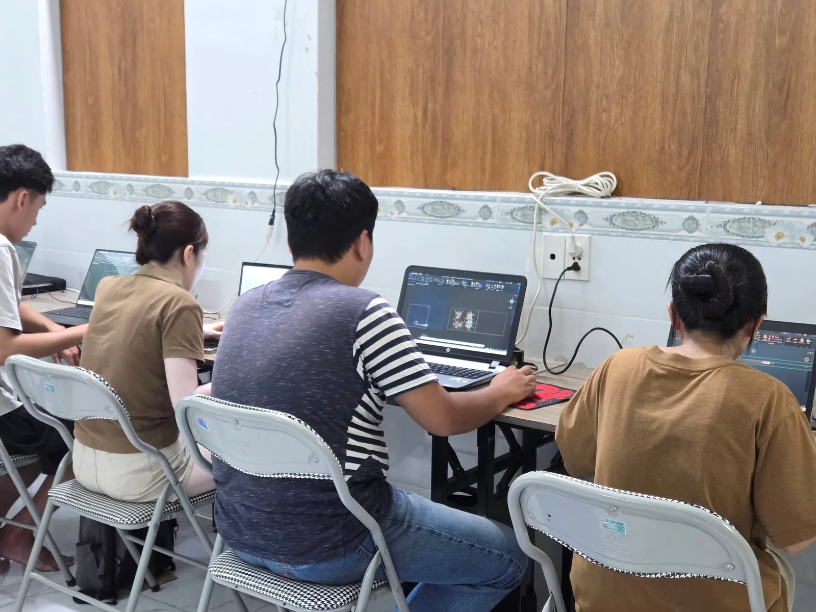 Học viên thực hành thiết kế trên laptop