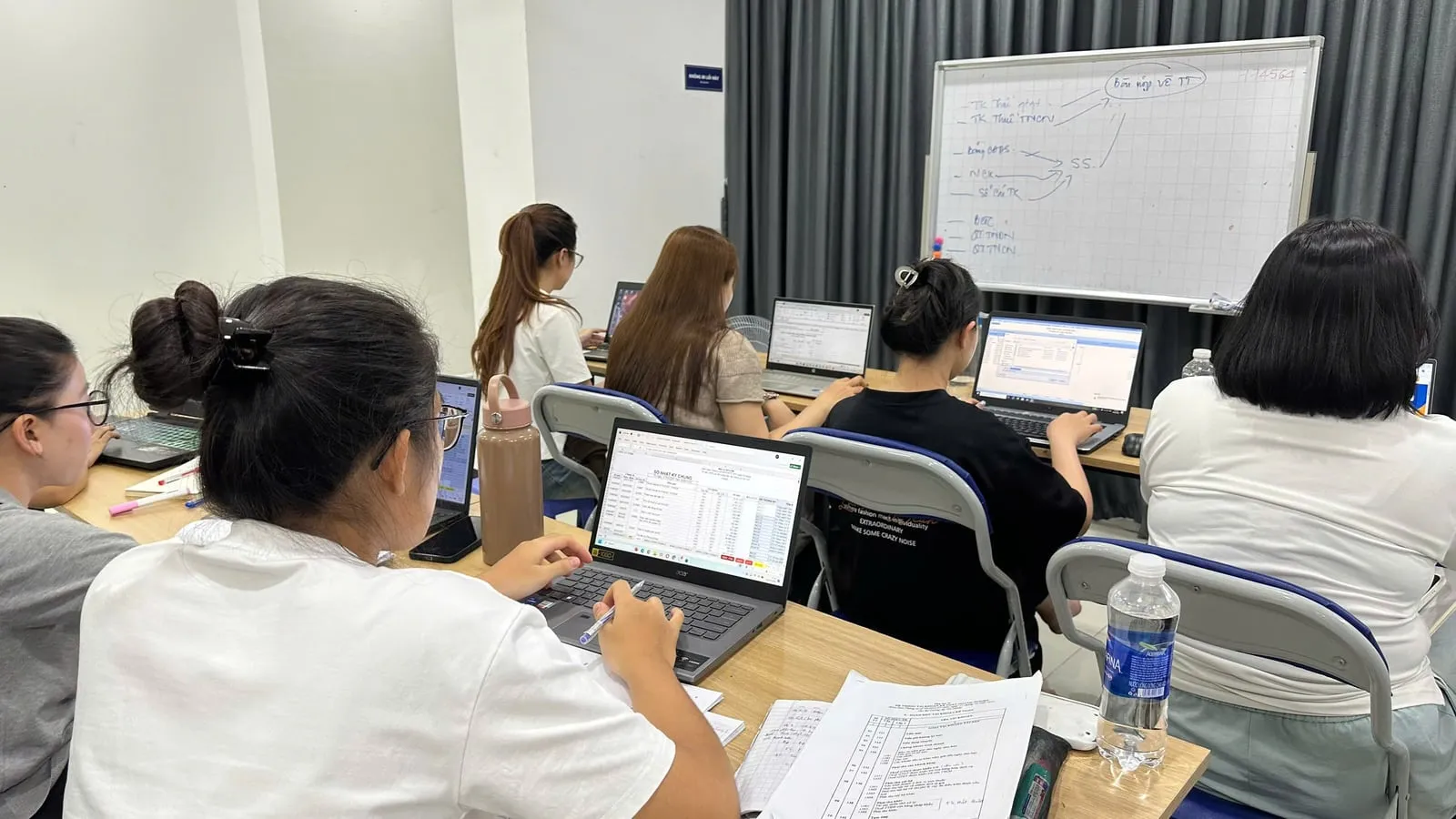 Học viên làm việc với bảng tính và dữ liệu