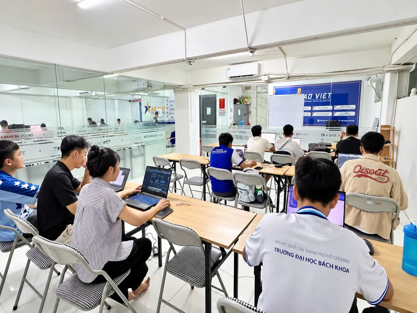 Toàn cảnh lớp học dùng laptop