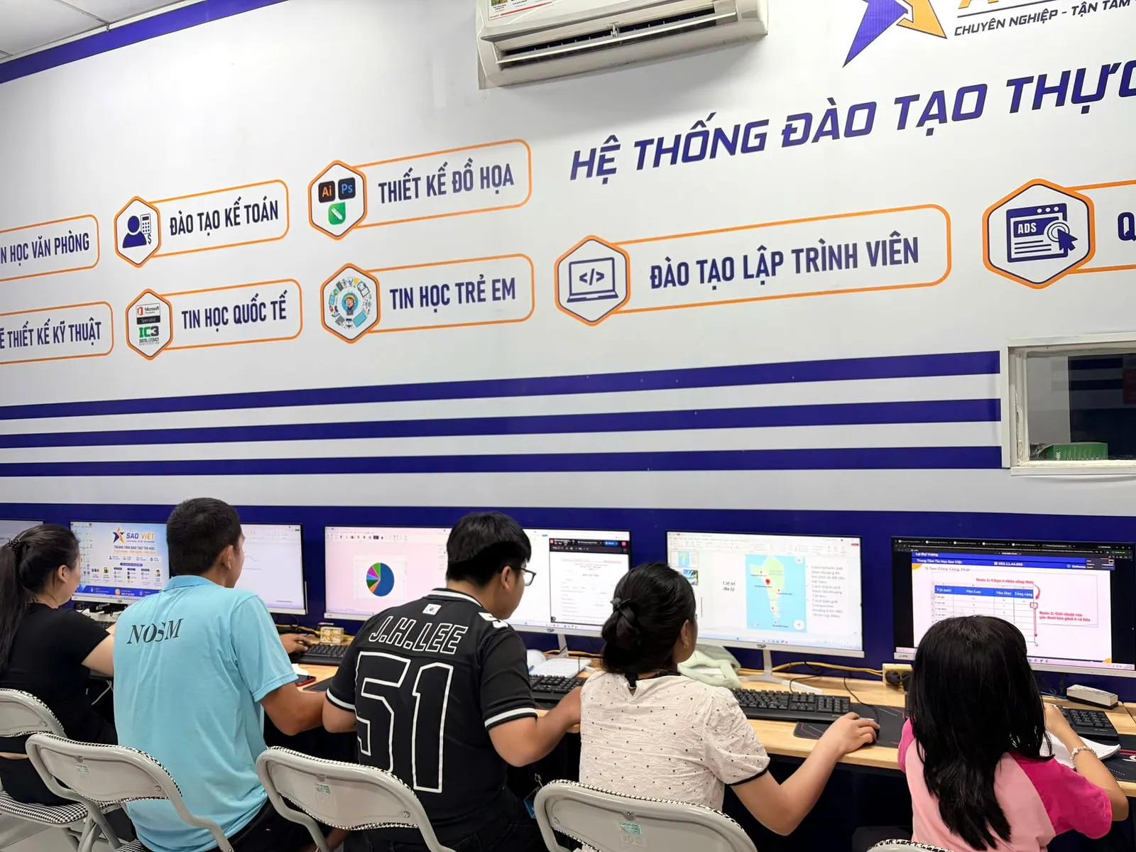 Lớp học trước bảng ngành đào tạo Sao Việt