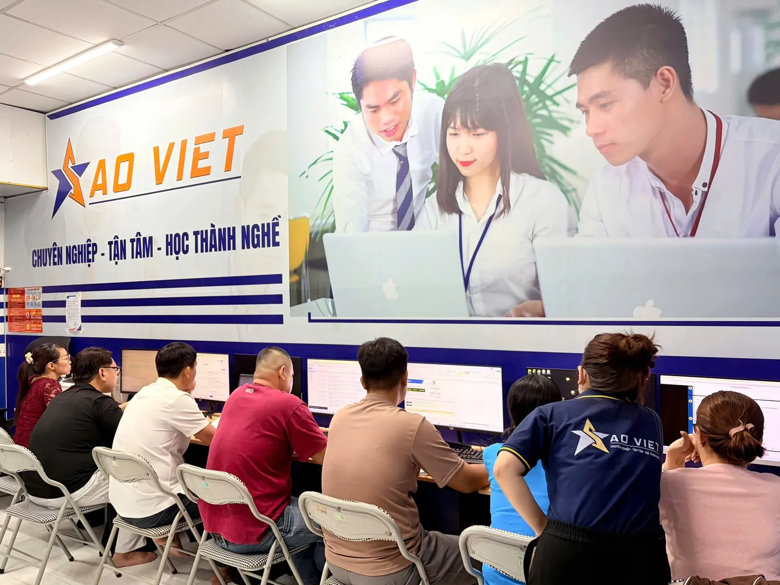 Lớp học có mảng tường nhận diện Sao Việt