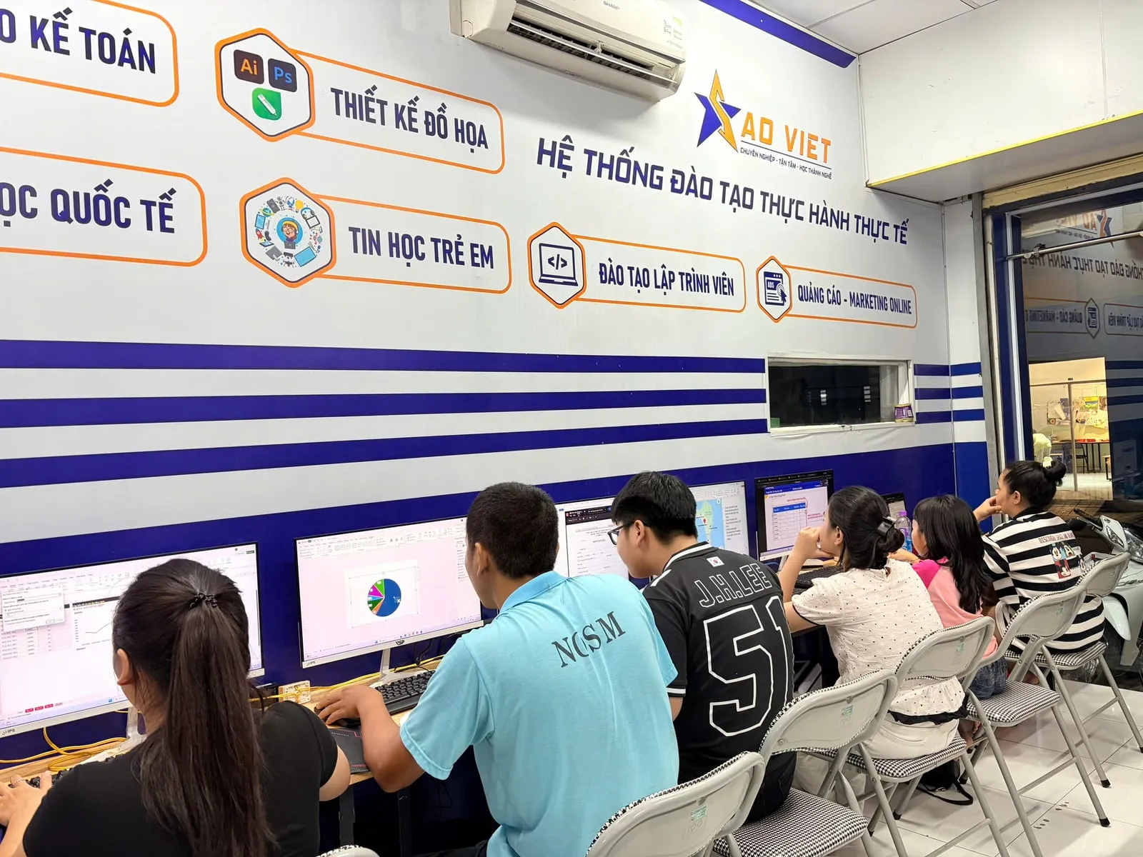 Học viên thực hành dữ liệu tại dãy máy tính