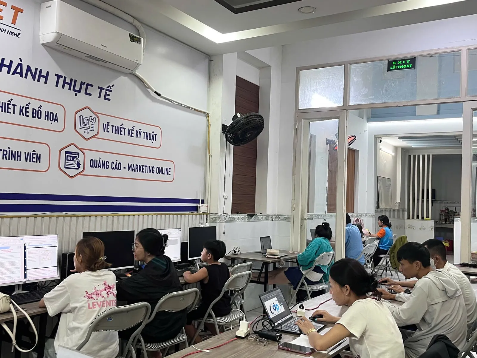 Không gian lớp học mở gồm máy bàn và laptop