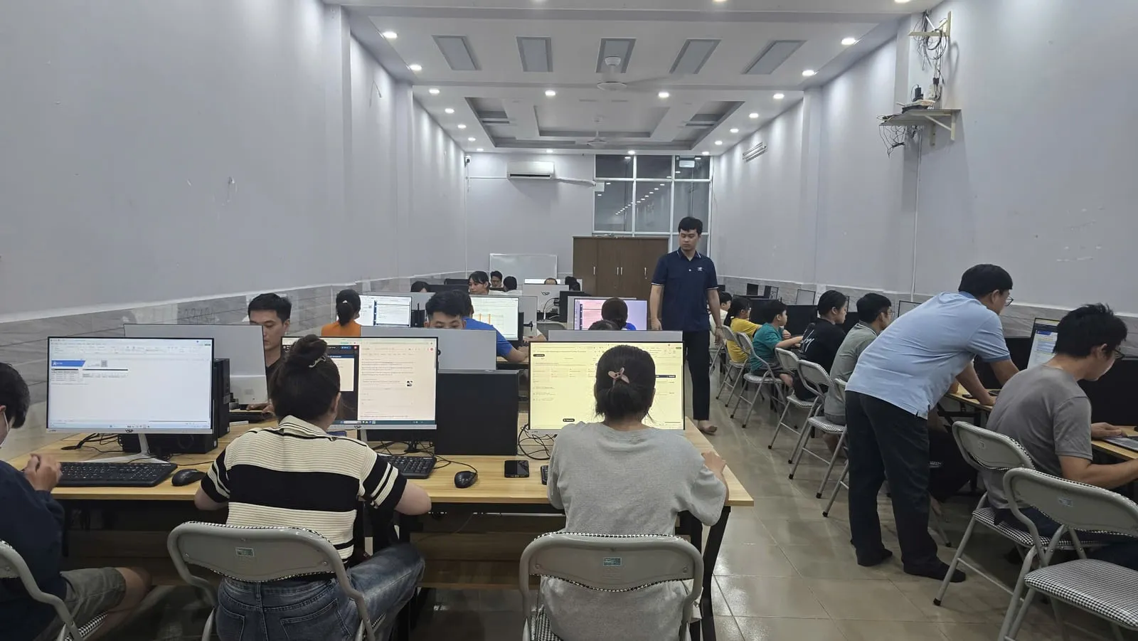 Toàn cảnh lớp học đông học viên