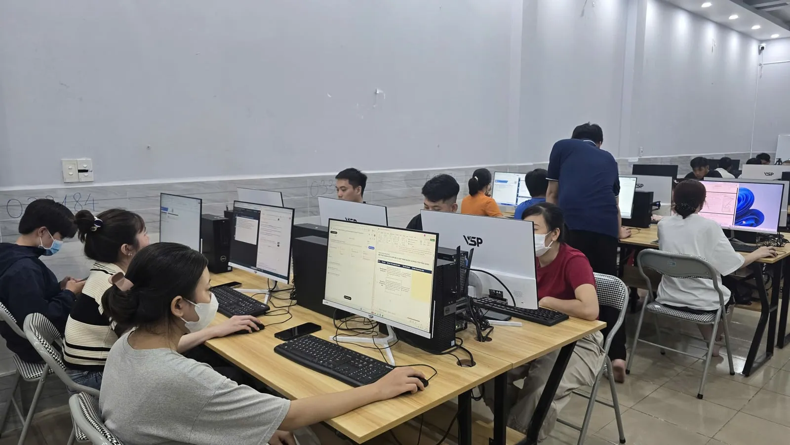 Học viên làm bài tại các dãy máy tính