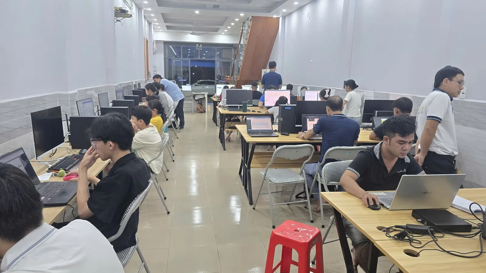 Toàn cảnh phòng máy có giảng viên hướng dẫn