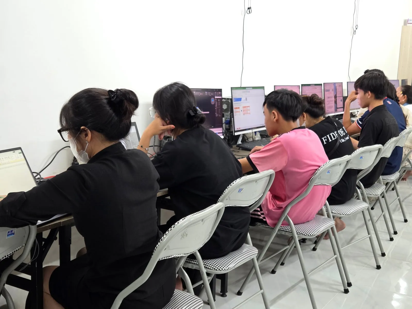 Học viên trẻ thực hành trên máy tính
