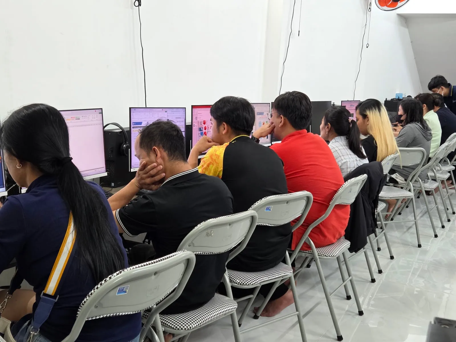 Học viên người lớn thực hành thiết kế và dữ liệu