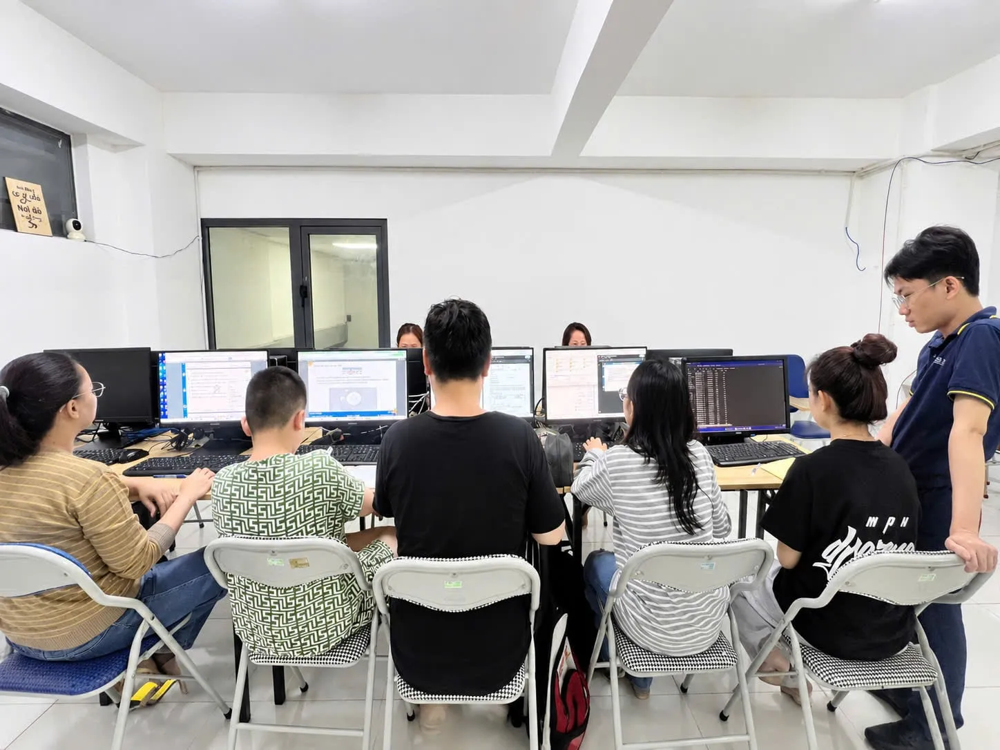Lớp nhỏ được giảng viên hướng dẫn trực tiếp