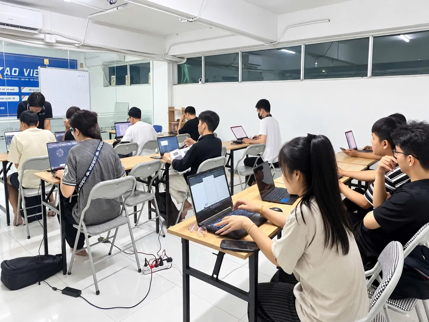 Lớp lập trình dùng laptop và bảng viết
