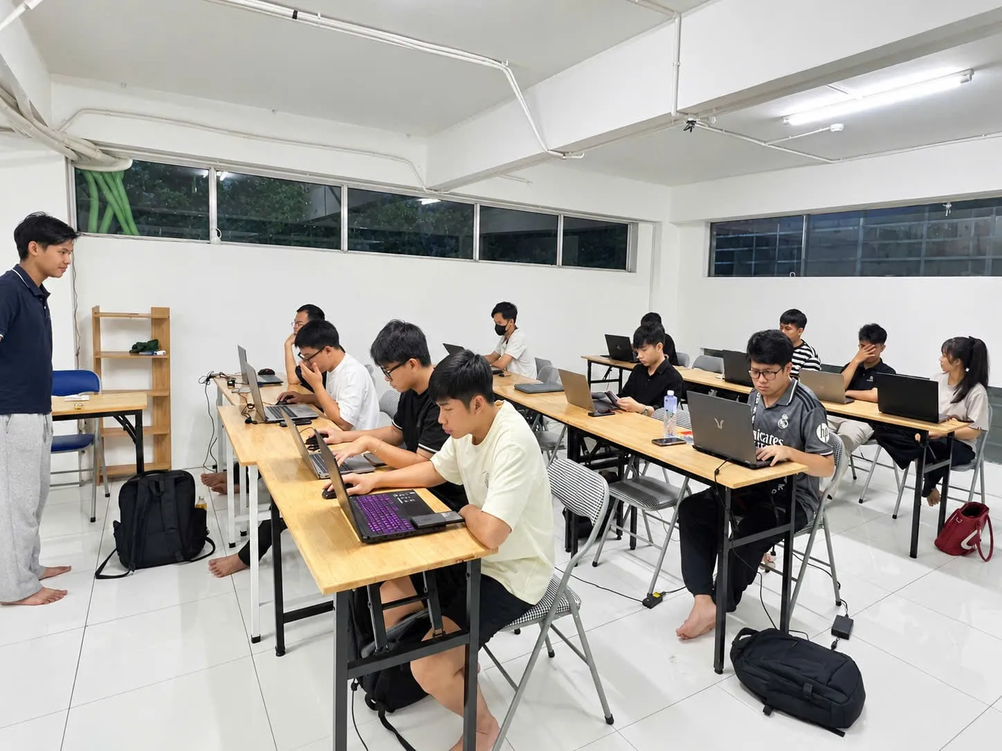 Lớp học trẻ thực hành trên laptop