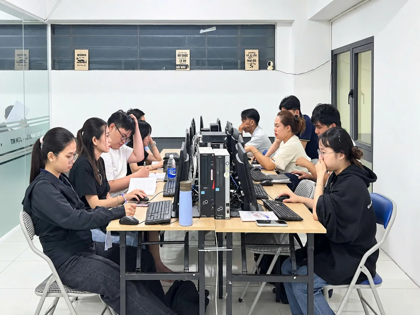 Học viên làm việc theo hai dãy máy tính