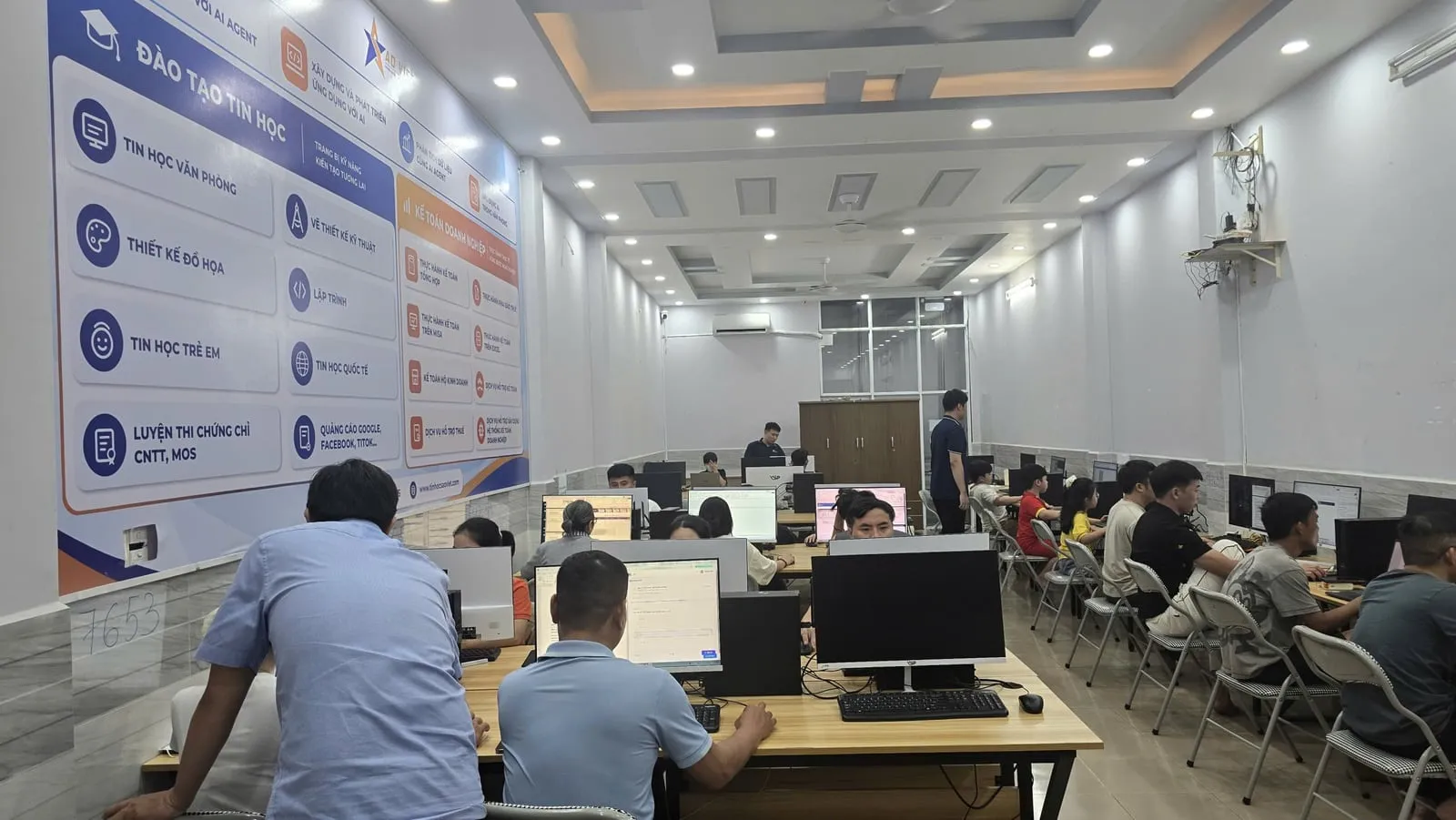 Lớp đông học viên có bảng ngành học Sao Việt