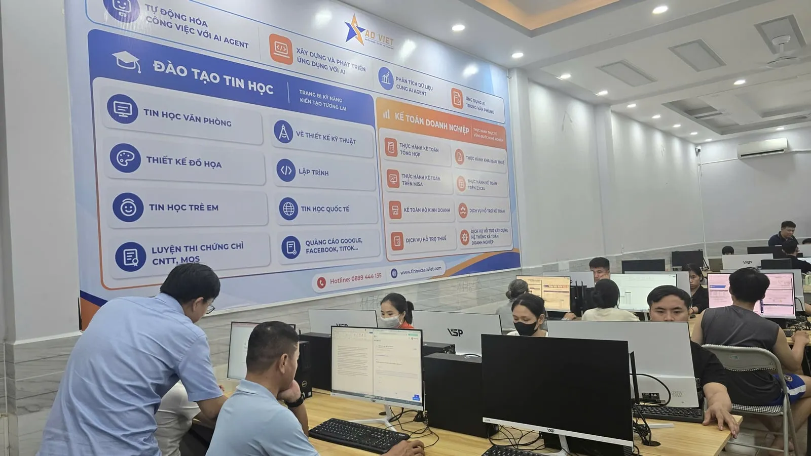 Giảng viên hướng dẫn trong lớp máy tính Sao Việt